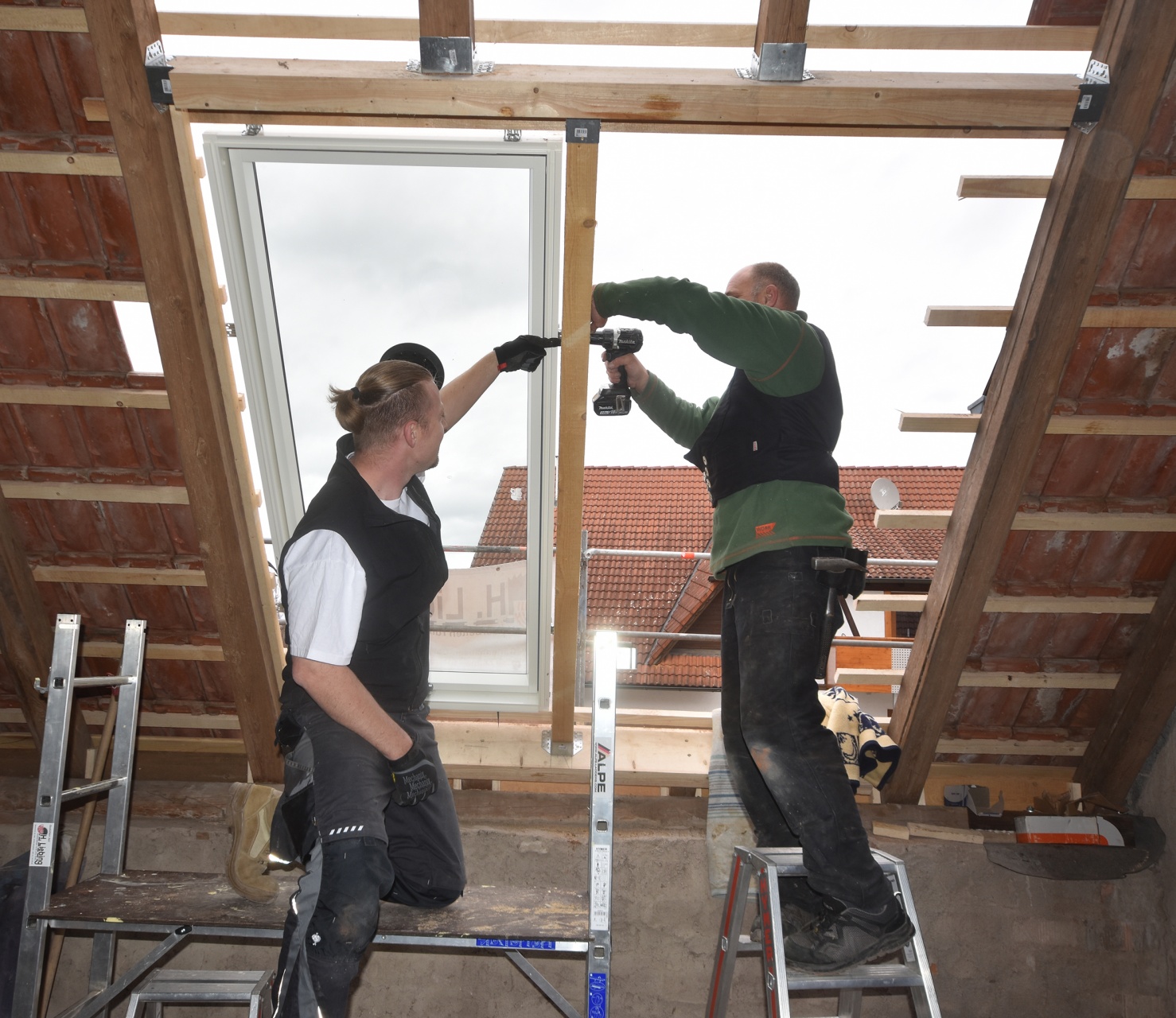 Alter Bauernhof im Norden Bayerns- Teamarbeit für große Fenster